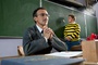 elie-semoun-a-son-bureau-jpg