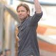 brad-pitt-saluant-la-foule-jpg