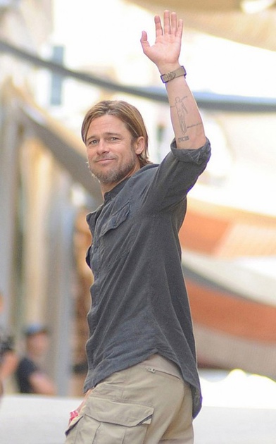 brad-pitt-saluant-la-foule-jpg