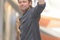 brad-pitt-saluant-la-foule-jpg