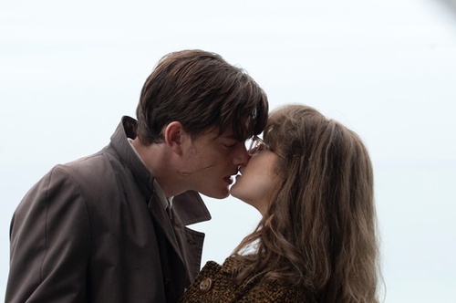 sam-riley-andrea-riseborough-baiser-jpg