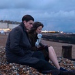 sam-riley-et-andrea-riseborough-plage-jpg