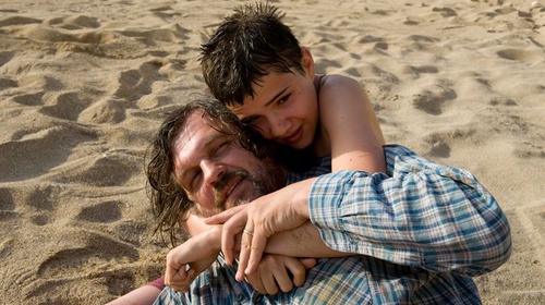 emir-kusturica-dans-les-bras-de-thibault-le-guellec-jpg