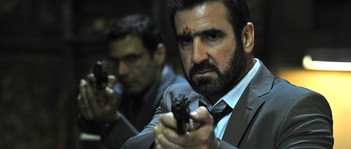 eric-cantona-arme-en-main-jpg