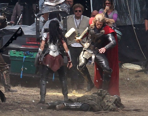 thor-et-son-fidele-compagnon-le-marteau-jpeg