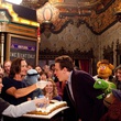 jason-segel-soufflant-ses-bougies-jpg