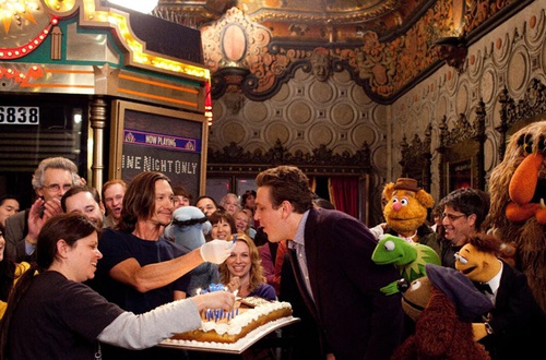 jason-segel-soufflant-ses-bougies-jpg