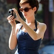 anne-hathaway-prenant-une-photo-jpg