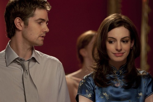 jim-sturgess-regardant-anne-hathaway-jpg