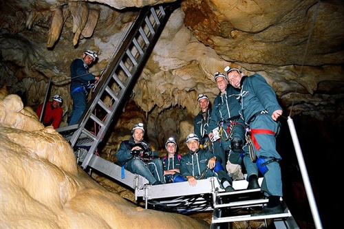 l-equipe-dans-la-grotte-jpg