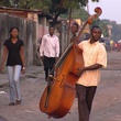 homme-transportant-son-instrument-jpg