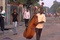 homme-transportant-son-instrument-jpg