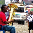 un-homme-jouant-du-trombone-jpg