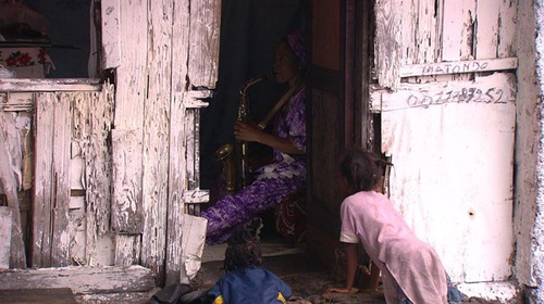 une-femme-jouant-du-saxo-jpg