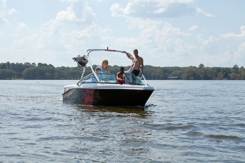 des-jeunes-sur-un-bateau-jpg