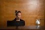 alicia-vikander-receptionniste-jpg