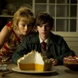 helena-bonham-carter-freddie-highmore-devant-une-tarte-au-citron-jpg