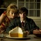 helena-bonham-carter-freddie-highmore-devant-une-tarte-au-citron-jpg - Toast 