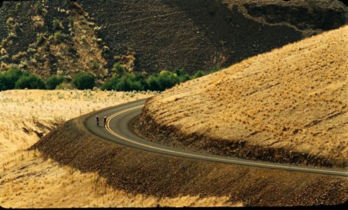 deux-cyclistes-sur-la-route-jpg