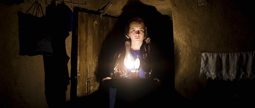 femme-portant-un-plateau-jpg