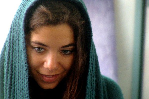 fille-aec-capuche-jpg
