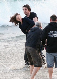 photo-de-tournage-knights-of-cups-natalie-portman-christian-bale-4-png-300x300-q95-jpg