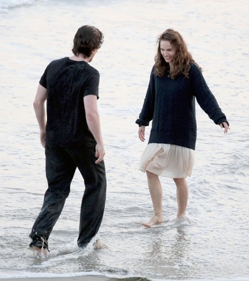 photo-de-tournage-knights-of-cups-natalie-portman-christian-bale-png-500x630-q95-jpg