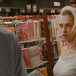 actrice devant la bibliothèque pour Une soirée d'enfer