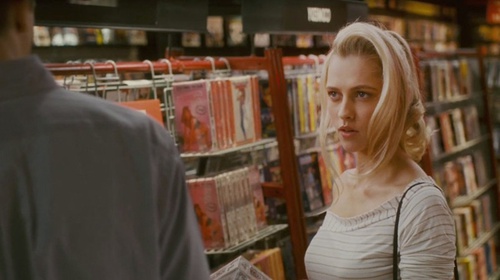 actrice devant la bibliothèque pour Une soirée d'enfer