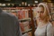actrice devant la bibliothèque pour Une soirée d'enfer