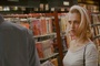 actrice devant la bibliothèque pour Une soirée d'enfer