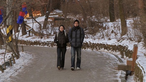 les-personnages-oki-et-jingu-se-promenent-dans-le-film-oki-s-movie-jpg