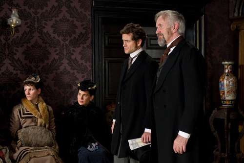 hugh-dancy-et-jonathan-pryce-pour-le-film-oh-my-god-jpg