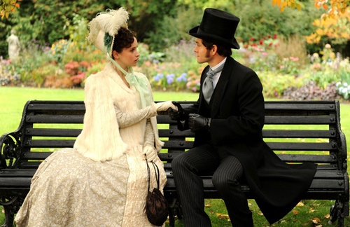 un-homme-et-une-femme-sur-un-banc-dans-le-film-oh-my-god-de-tanya-wexler-jpg