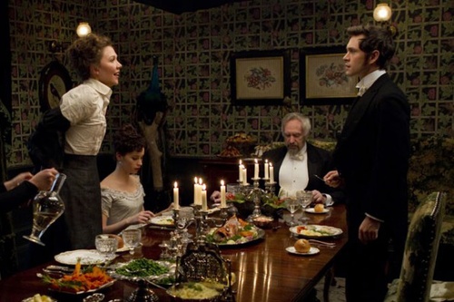 un-repas-avec-maggie-gyllenhaal-et-hugh-dancy-dans-oh-my-god-jpg