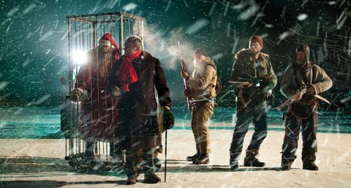 le-pere-noel-est-emprisonnee-dans-le-film-pere-noel-origines-jpg