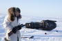 josiah-patkotak-avec-une-arme-dans-on-the-ice-jpg