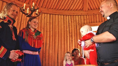 une-famille-vivant-au-pole-nord-dans-jon-face-aux-vents-jpg