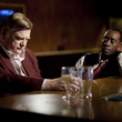 brendan-gleeson-et-don-cheadle-accoudes-au-bar-dans-le-film-l-irlandais-jpg