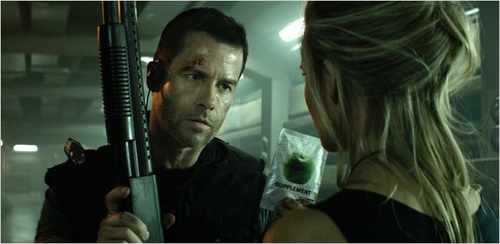 guy-pearce-maggie-grace-de-dos-jpg