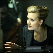 maggie-grace-derriere-la-vitre-jpg