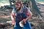 tyler-labine-dans-la-foret-jpg