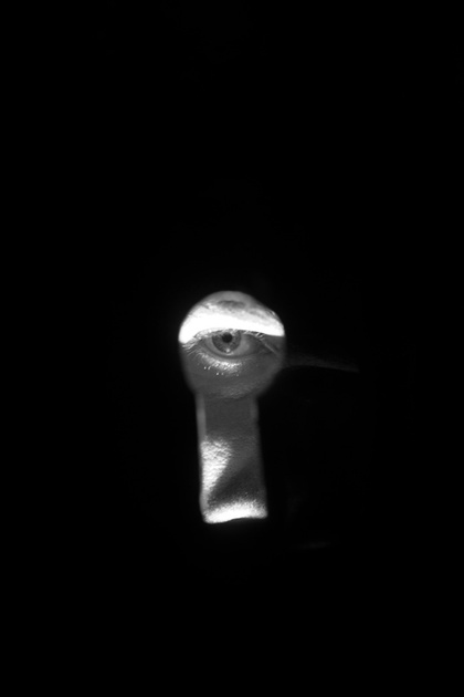 un-oeil-dans-une-serrure-jpg