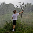 un-garcon-sous-la-pluie-jpg