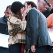 clive-owen-embrassant-mila-kunis-jpg