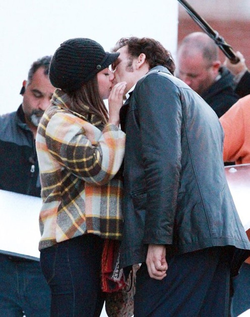 clive-owen-embrassant-mila-kunis-jpg