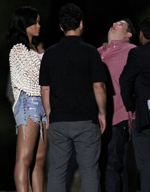 photo-de-tournage-rihana-jonah-hill-the-end-of-the-world-png-500x630-q95-jpg