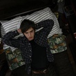 freddie-highmore-sur-son-lit-jpg