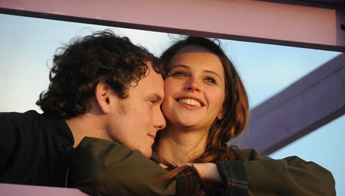 anton-yelchin-felicity-jones-film-like-crazy-png