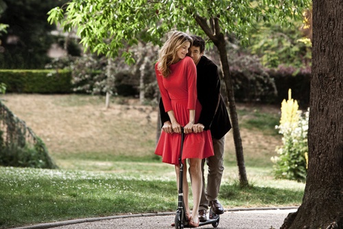 alice-taglioni-et-patrick-bruel-sur-une-trotinette-jpg